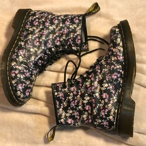 FLORAL PRINTED DOC MARTENS